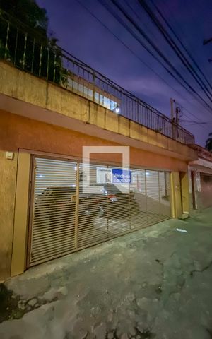 Casa à venda com 201m², 3 quartos e 2 vagas Casa à venda com 201m², 3 quartos e 2 vagasFachada