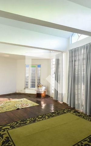 Casa à venda com 380m², 5 quartos e 3 vagas Casa à venda com 380m², 5 quartos e 3 vagasSala