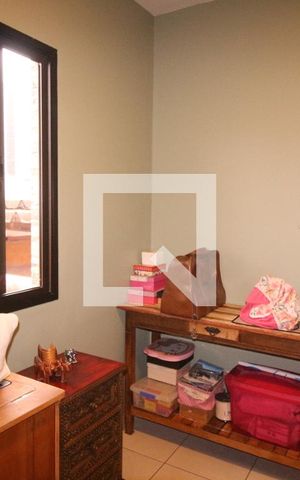 Casa à venda com 217m², 3 quartos e 6 vagasQuarto 2