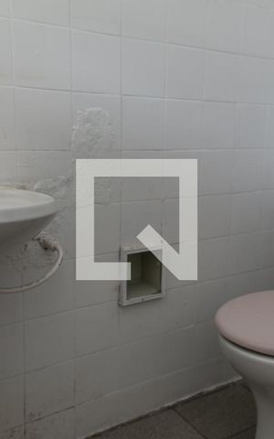 Casa para alugar com 40m², 1 quarto e sem vaga Casa para alugar com 40m², 1 quarto e sem vagaBanheiro