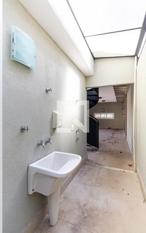 Casa à venda com 600m², 4 quartos e 2 vagas Casa à venda com 600m², 4 quartos e 2 vagasÁrea de Serviço