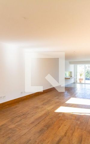 Casa à venda com 600m², 4 quartos e 2 vagas Casa à venda com 600m², 4 quartos e 2 vagasSala de Estar