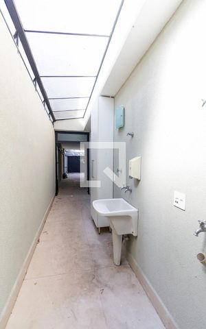 Casa à venda com 600m², 4 quartos e 2 vagas Casa à venda com 600m², 4 quartos e 2 vagasÁrea de Serviço