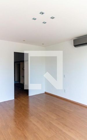 Casa à venda com 600m², 4 quartos e 2 vagas Casa à venda com 600m², 4 quartos e 2 vagasSuíte 1