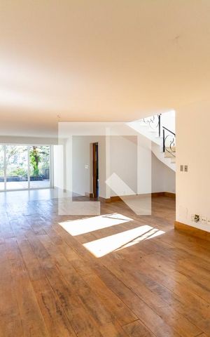 Casa à venda com 600m², 4 quartos e 2 vagas Casa à venda com 600m², 4 quartos e 2 vagasSala de Estar