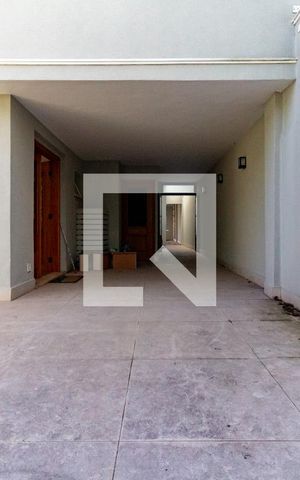 Casa à venda com 600m², 4 quartos e 2 vagas Casa à venda com 600m², 4 quartos e 2 vagasBanheiro de Serviço