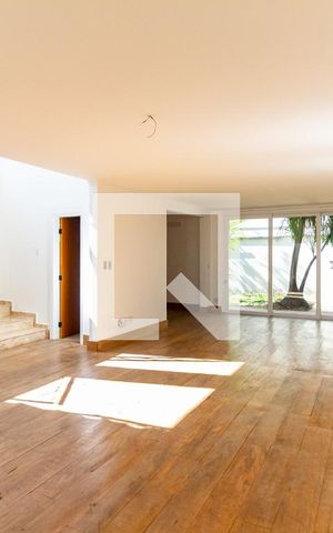 Casa à venda com 600m², 4 quartos e 2 vagas Casa à venda com 600m², 4 quartos e 2 vagasSala de Estar