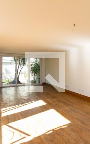 Casa à venda com 600m², 4 quartos e 2 vagas Casa à venda com 600m², 4 quartos e 2 vagasSala de Estar