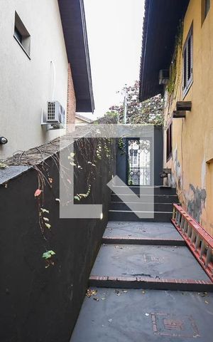 Casa para alugar com 600m², 4 quartos e 3 vagas Casa para alugar com 600m², 4 quartos e 3 vagasLateral