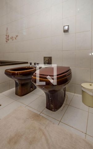 Casa à venda com 248m², 4 quartos e 4 vagas Casa à venda com 248m², 4 quartos e 4 vagasBanheiro Social