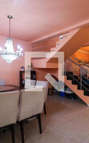 Casa à venda com 310m², 4 quartos e 4 vagas Casa à venda com 310m², 4 quartos e 4 vagasSala