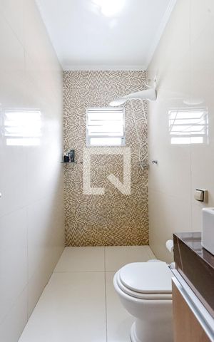 Casa à venda com 100m², 2 quartos e 2 vagas Casa à venda com 100m², 2 quartos e 2 vagasBanheiro da Suíte 1
