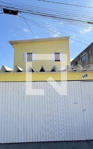 Casa à venda com 300m², 3 quartos e 2 vagas Casa à venda com 300m², 3 quartos e 2 vagasFachada