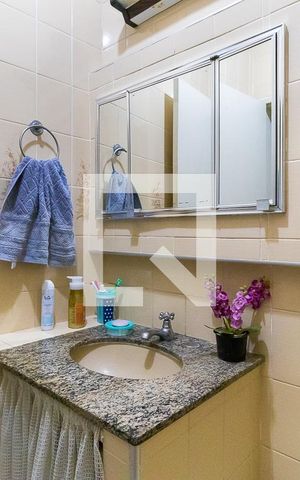 Casa à venda com 262m², 5 quartos e 4 vagas Casa à venda com 262m², 5 quartos e 4 vagasCasa de fundos - Banheiro