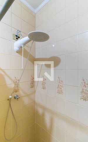 Casa à venda com 262m², 5 quartos e 4 vagas Casa à venda com 262m², 5 quartos e 4 vagasCasa de fundos - Banheiro