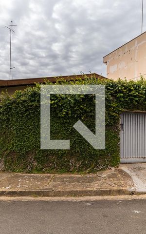 Casa à venda com 262m², 5 quartos e 4 vagas Casa à venda com 262m², 5 quartos e 4 vagasFachada