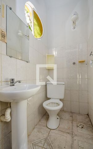 Casa à venda com 200m², 3 quartos e 4 vagas Casa à venda com 200m², 3 quartos e 4 vagasBanheiro garagem