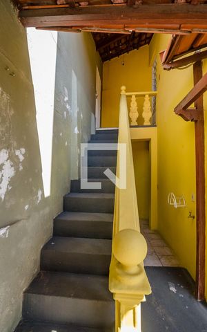 Casa à venda com 200m², 3 quartos e 4 vagas Casa à venda com 200m², 3 quartos e 4 vagasEscada