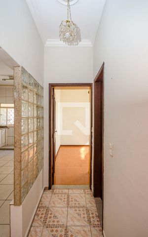Casa à venda com 200m², 3 quartos e 4 vagas Casa à venda com 200m², 3 quartos e 4 vagasCorredor