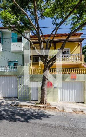 Casa à venda com 200m², 3 quartos e 4 vagas Casa à venda com 200m², 3 quartos e 4 vagasFachada