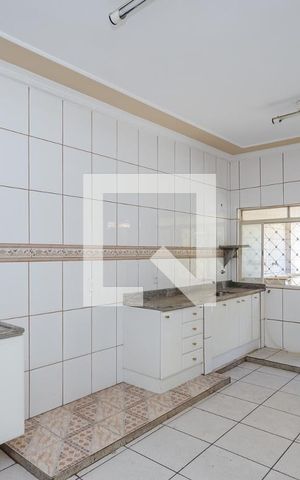 Casa à venda com 200m², 3 quartos e 4 vagas Casa à venda com 200m², 3 quartos e 4 vagasCozinha