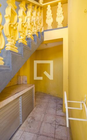 Casa à venda com 200m², 3 quartos e 4 vagas Casa à venda com 200m², 3 quartos e 4 vagasEscada