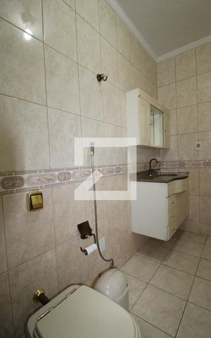 Casa à venda com 300m², 4 quartos e 5 vagasBanheiro social (piso superior)