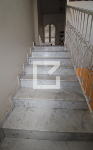 Casa à venda com 300m², 4 quartos e 5 vagasEscada