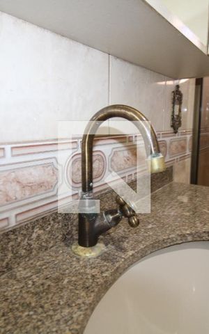 Casa à venda com 300m², 4 quartos e 5 vagasBanheiro da Suíte