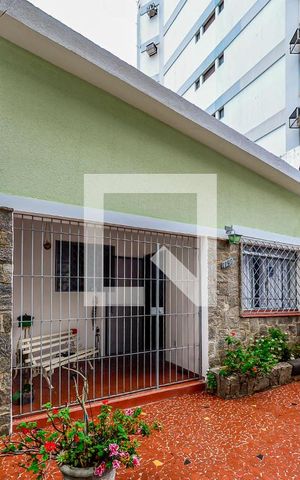 Casa à venda com 130m², 3 quartos e 2 vagas Casa à venda com 130m², 3 quartos e 2 vagasFachada