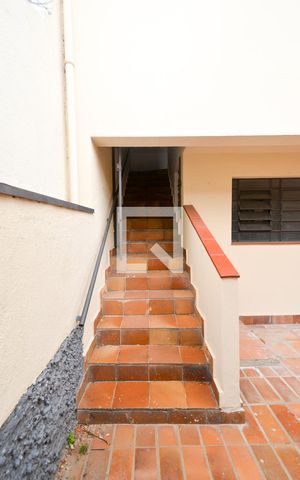 Casa à venda com 185m², 3 quartos e 3 vagas Casa à venda com 185m², 3 quartos e 3 vagasEscada