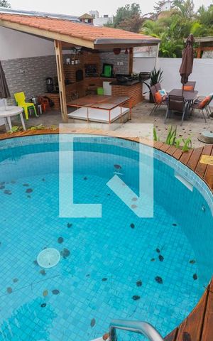 Casa à venda com 440m², 4 quartos e 4 vagasPiscina
