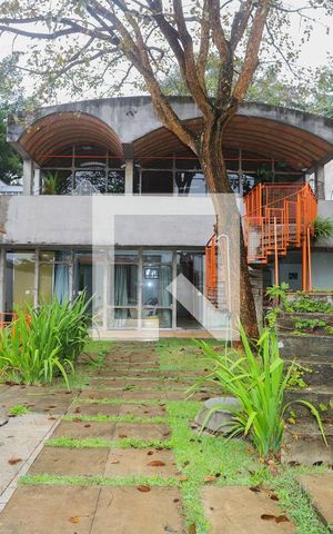 Casa à venda com 440m², 4 quartos e 4 vagasPiscina