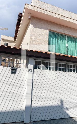 Casa à venda com 140m², 2 quartos e 2 vagas Casa à venda com 140m², 2 quartos e 2 vagasFachada