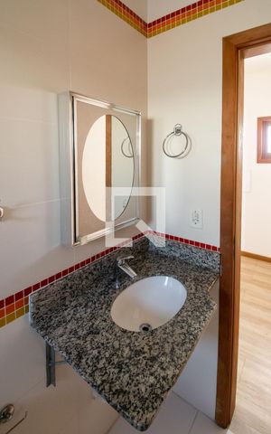 Casa à venda com 234m², 5 quartos e 4 vagas Casa à venda com 234m², 5 quartos e 4 vagasBanheiro 2