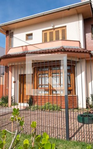 Casa à venda com 234m², 5 quartos e 4 vagas Casa à venda com 234m², 5 quartos e 4 vagasFachada