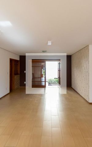 Casa à venda com 234m², 5 quartos e 4 vagas Casa à venda com 234m², 5 quartos e 4 vagasSala