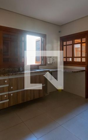 Casa à venda com 234m², 5 quartos e 4 vagas Casa à venda com 234m², 5 quartos e 4 vagasCozinha
