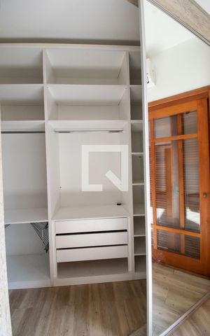 Casa à venda com 234m², 5 quartos e 4 vagas Casa à venda com 234m², 5 quartos e 4 vagasCloset da suíte