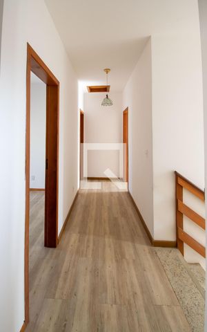 Casa à venda com 234m², 5 quartos e 4 vagas Casa à venda com 234m², 5 quartos e 4 vagasCorredor
