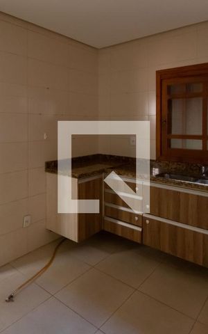 Casa à venda com 234m², 5 quartos e 4 vagas Casa à venda com 234m², 5 quartos e 4 vagasCozinha