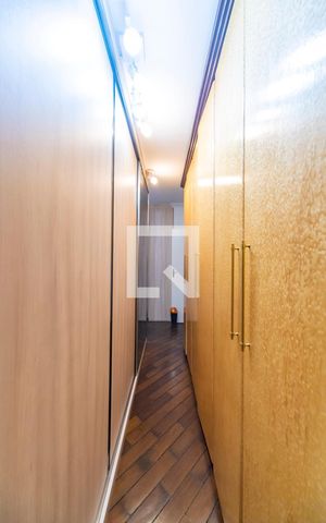 Casa à venda com 285m², 3 quartos e 3 vagas Casa à venda com 285m², 3 quartos e 3 vagasCloset do Quarto 3