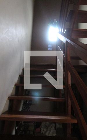 Casa para alugar com 200m², 5 quartos e 4 vagasEscada
