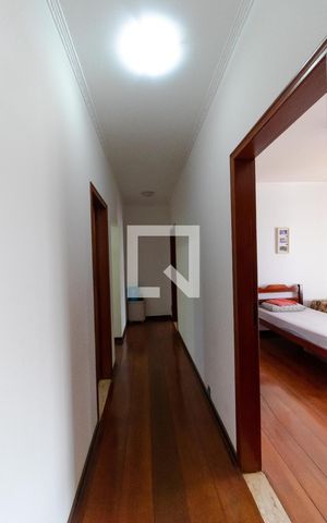 Casa à venda com 363m², 4 quartos e 6 vagas Casa à venda com 363m², 4 quartos e 6 vagasCorredor