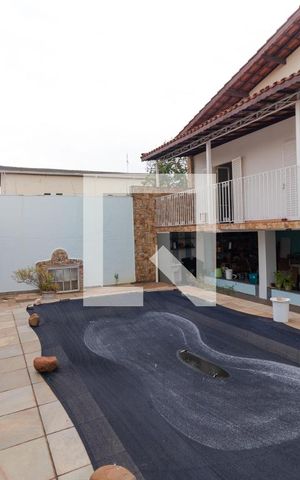 Casa à venda com 363m², 4 quartos e 6 vagas Casa à venda com 363m², 4 quartos e 6 vagasPiscina