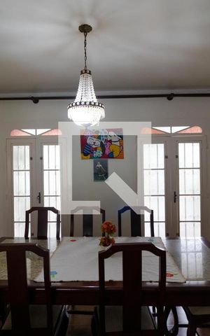 Casa à venda com 363m², 4 quartos e 6 vagas Casa à venda com 363m², 4 quartos e 6 vagasSalas