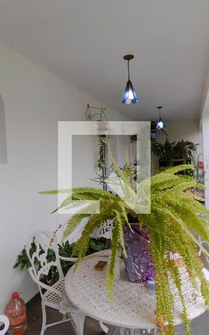 Casa à venda com 363m², 4 quartos e 6 vagas Casa à venda com 363m², 4 quartos e 6 vagasVaranda Frente