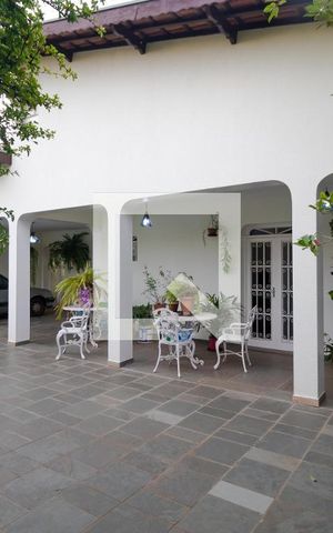 Casa à venda com 363m², 4 quartos e 6 vagas Casa à venda com 363m², 4 quartos e 6 vagasFachada