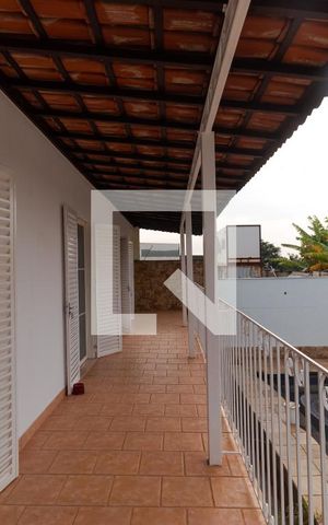 Casa à venda com 363m², 4 quartos e 6 vagas Casa à venda com 363m², 4 quartos e 6 vagasSacada dos Dormitórios