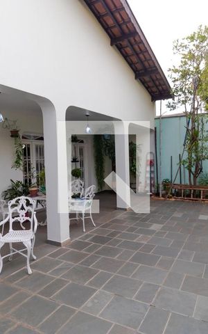 Casa à venda com 363m², 4 quartos e 6 vagas Casa à venda com 363m², 4 quartos e 6 vagasVaranda Frente